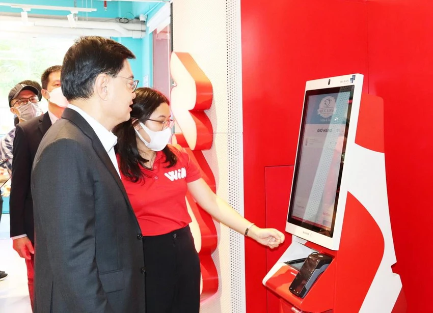 Phó Thủ tướng Singapore Heng Swee Keat trải nghiệm kios thanh toán tự động tại khu vực Ozone bên trong cửa hàng WIN Phó Thủ tướng Singapore Heng Swee Keat trải nghiệm kios thanh toán tự động tại khu vực Ozone bên trong cửa hàng WIN