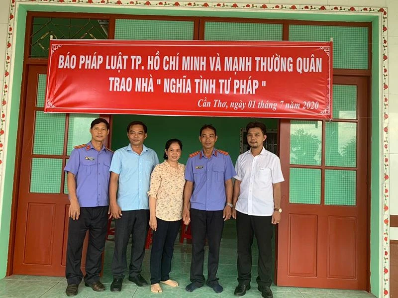 Báo Pháp Luật TP.HCM đồng hành cùng Hệ thống Lê Hoàng trao nhà "Nghĩa tình Tư pháp" tại huyện Thới Lai. Báo Pháp Luật TP.HCM đồng hành cùng Hệ thống Lê Hoàng trao nhà "Nghĩa tình Tư pháp" tại huyện Thới Lai.