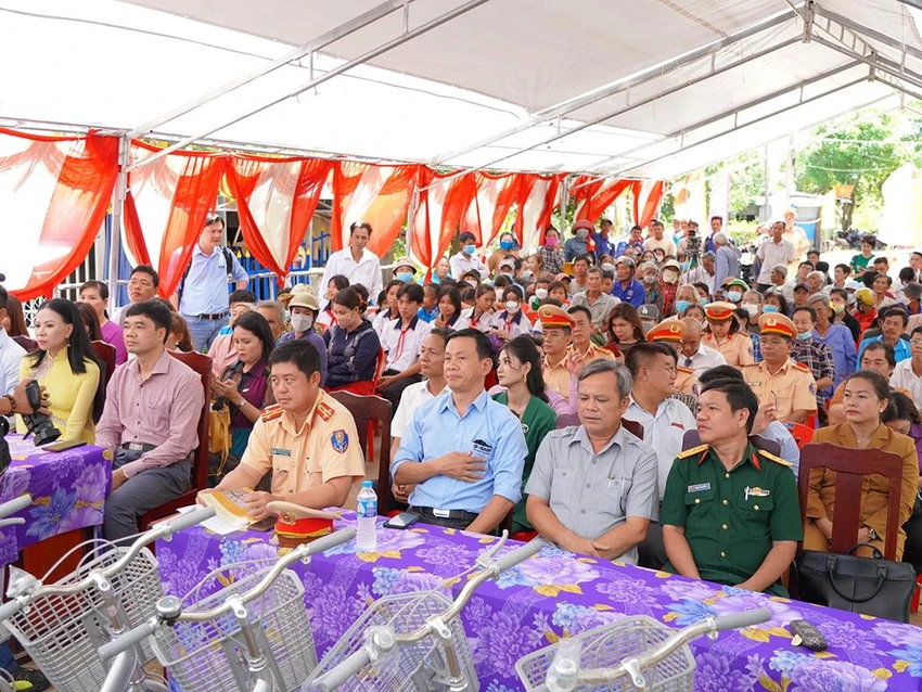 Lễ khởi công có sự tham gia của đại diện các nhà tài trợ và người dân Lễ khởi công có sự tham gia của đại diện các nhà tài trợ và người dân