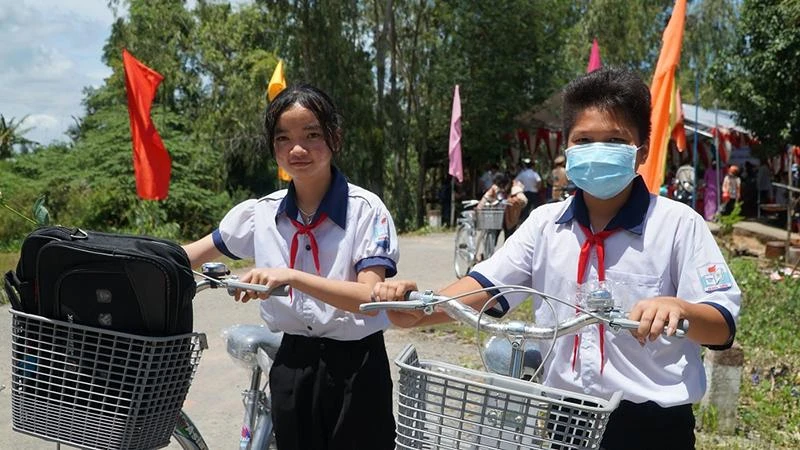 Niềm vui có xe đạp mới của các em học sinh Niềm vui có xe đạp mới của các em học sinh