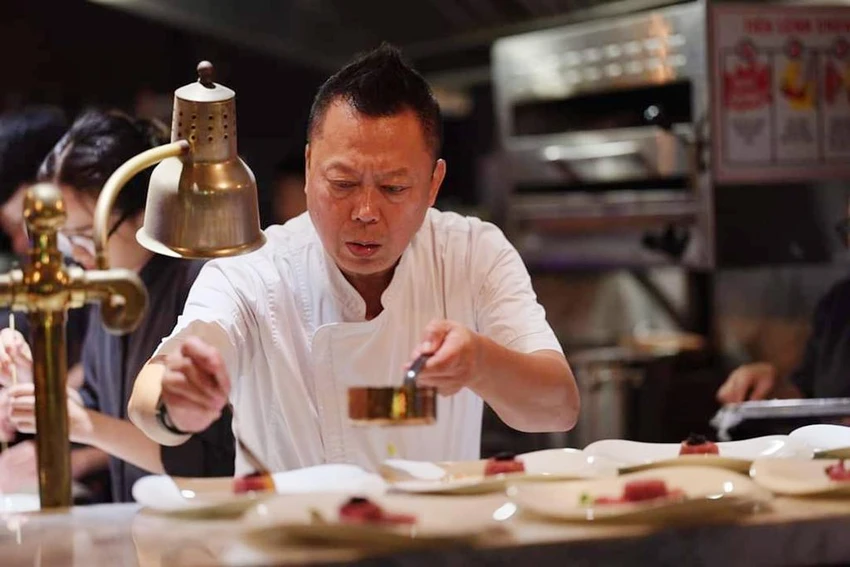 Michael Bảo Huỳnh là một trong những đầu bếp thành danh trên đất Mỹ, từng được tạp chí New York Times bình chọn là đầu bếp xuất sắc nhất nước Mỹ. Ông là một người am hiểu nhiều văn hóa ẩm thực khác nhau trên thế giới. Michael Bảo Huỳnh là một trong những đầu bếp thành danh trên đất Mỹ, từng được tạp chí New York Times bình chọn là đầu bếp xuất sắc nhất nước Mỹ. Ông là một người am hiểu nhiều văn hóa ẩm thực khác nhau trên thế giới.