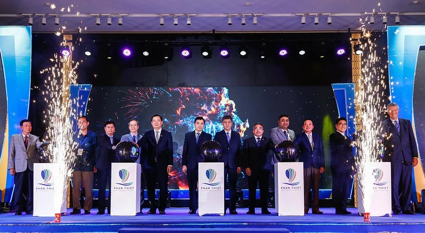 Nghi thức công bố cuộc thi diễn ra trang trọng trên sân khấu sự kiện Nghi thức công bố cuộc thi diễn ra trang trọng trên sân khấu sự kiện