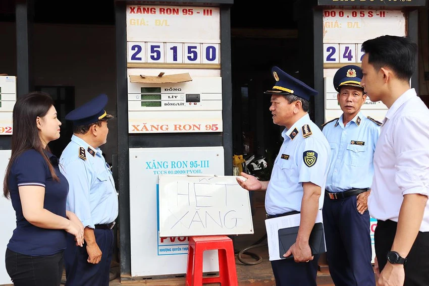 Ông Mai Mạnh Toàn trực tiếp chỉ đạo công tác giám sát các cửa hàng kinh doanh xăng dầu trên địa bàn tỉnh Đắk Lắk. Ông Mai Mạnh Toàn trực tiếp chỉ đạo công tác giám sát các cửa hàng kinh doanh xăng dầu trên địa bàn tỉnh Đắk Lắk.