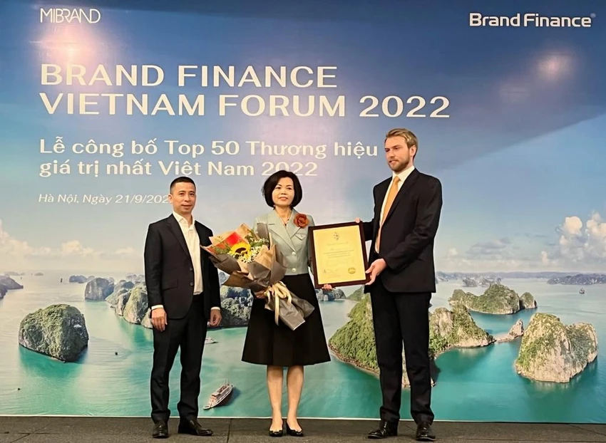 Đại diện Brand Finance trao chứng nhận “Vinamilk - Thương hiệu sữa lớn thứ 6 thế giới” với định giá hơn 2,8 tỷ USD cho Bà Bùi Thị Hương – Giám đốc Điều hành Vinamilk Đại diện Brand Finance trao chứng nhận “Vinamilk - Thương hiệu sữa lớn thứ 6 thế giới” với định giá hơn 2,8 tỷ USD cho Bà Bùi Thị Hương – Giám đốc Điều hành Vinamilk