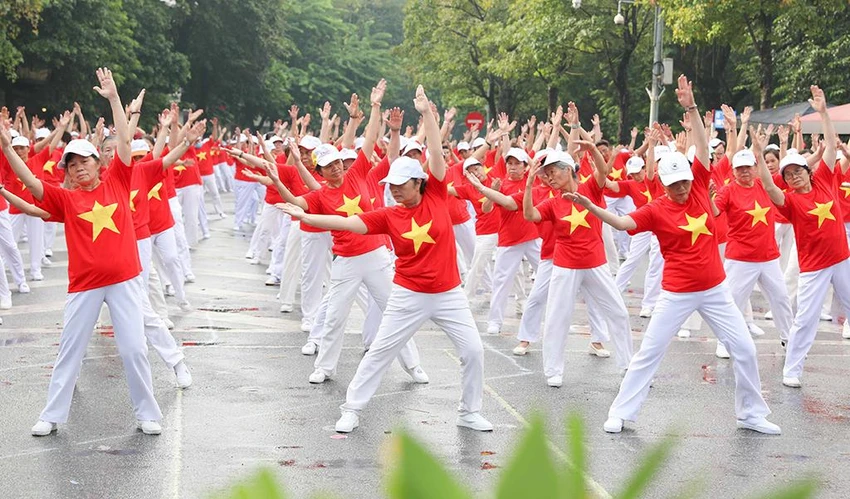 Việc rèn luyện sức khỏe đều đặn kết hợp với dinh dưỡng hợp lý đã giúp cho cộng đồng NCT duy trì được cơ thể dẻo dai và khỏe khoắn Việc rèn luyện sức khỏe đều đặn kết hợp với dinh dưỡng hợp lý đã giúp cho cộng đồng NCT duy trì được cơ thể dẻo dai và khỏe khoắn
