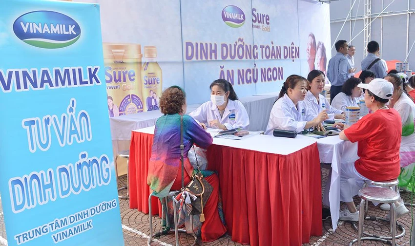 Các bác sĩ của Trung tâm Dinh dưỡng Vinamilk đo khám, tư vấn sức khỏe và chế độ dinh dưỡng cho NCT tại chương trình Các bác sĩ của Trung tâm Dinh dưỡng Vinamilk đo khám, tư vấn sức khỏe và chế độ dinh dưỡng cho NCT tại chương trình