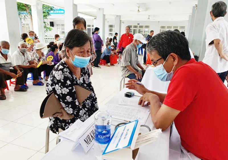 Người dân được kiểm tra sức khỏe, khám bệnh và phát thuốc miễn phí Người dân được kiểm tra sức khỏe, khám bệnh và phát thuốc miễn phí