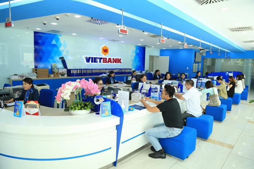 Khách hàng giao dịch tại quầy của Vietbank Khách hàng giao dịch tại quầy của Vietbank