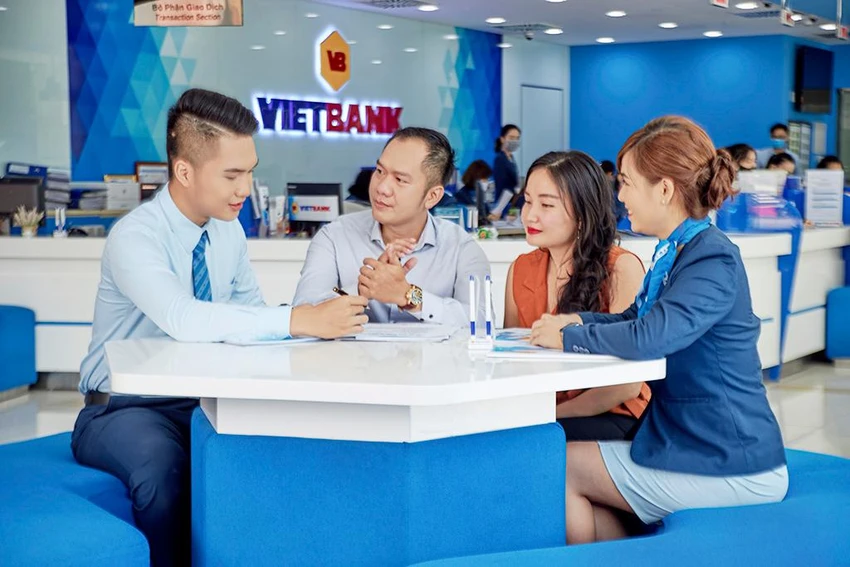 Chuyên viên tài chính Vietbank đang tư vấn gói tài chính cho doanh nghiệp Chuyên viên tài chính Vietbank đang tư vấn gói tài chính cho doanh nghiệp
