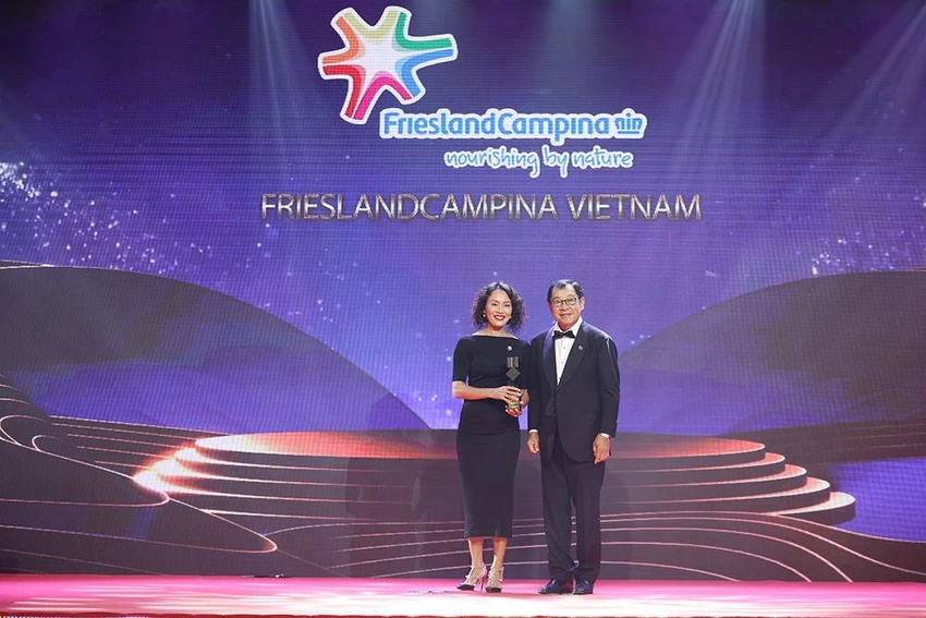 Bà Tạ Thúy Hà (trái) – Giám đốc Marketing - FrieslandCampina Việt Nam vinh dự nhận giải thưởng “Doanh nghiệp Xuất sắc Châu Á 2022”. Bà Tạ Thúy Hà (trái) – Giám đốc Marketing - FrieslandCampina Việt Nam vinh dự nhận giải thưởng “Doanh nghiệp Xuất sắc Châu Á 2022”.