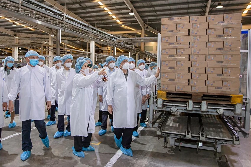 Bà Mai Kiều Liên giới thiệu về Nhà máy sữa Việt Nam với Thủ tướng Chính phủ trong chuyến thăm và làm việc tại Bình Dương Bà Mai Kiều Liên giới thiệu về Nhà máy sữa Việt Nam với Thủ tướng Chính phủ trong chuyến thăm và làm việc tại Bình Dương