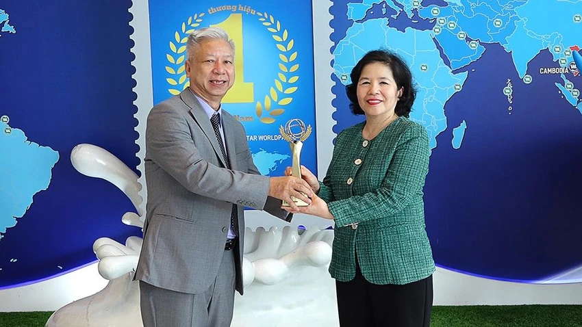 Đại diện BTC trao giải thưởng Doanh nhân Xuất sắc 2022 cho bà Mai Kiều Liên Đại diện BTC trao giải thưởng Doanh nhân Xuất sắc 2022 cho bà Mai Kiều Liên