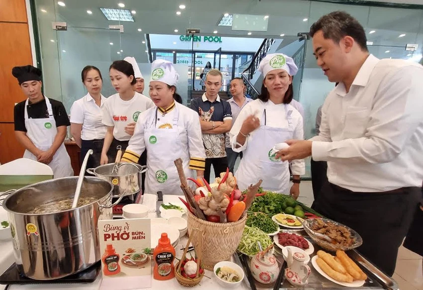 Ngay tại vòng sơ khảo phía Bắc cuộc thi “Đi tìm người nấu phở ngon”, tương ớt phở Chin-su đã xuất hiện như một phần không thể thiếu trong phần trổ tài của các đội dự thi. Ngay tại vòng sơ khảo phía Bắc cuộc thi “Đi tìm người nấu phở ngon”, tương ớt phở Chin-su đã xuất hiện như một phần không thể thiếu trong phần trổ tài của các đội dự thi.