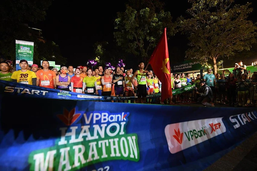 Giải chạy bắt đầu với nghi thức chào cờ đầy tự hào và xúc động của hơn 3.000 runner tham dự cự ly 42 km, đây là con số được xem là kỷ lục tại một giải chạy ở Việt Nam. Giải chạy bắt đầu với nghi thức chào cờ đầy tự hào và xúc động của hơn 3.000 runner tham dự cự ly 42 km, đây là con số được xem là kỷ lục tại một giải chạy ở Việt Nam.