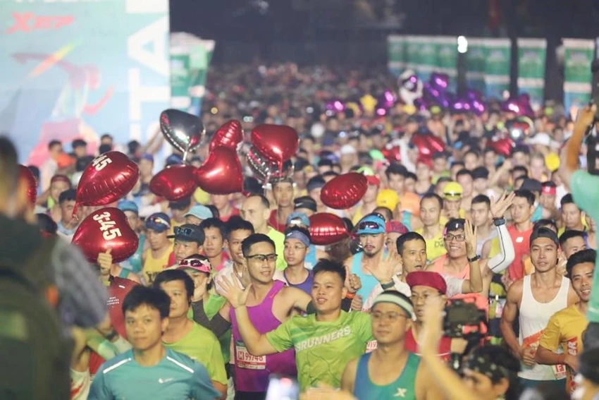 Đúng 4 giờ sáng, các VĐV cự ly 42 km xuất phát tại Quảng trường Đông Kinh Nghĩa Thục (Hà Nội) Đúng 4 giờ sáng, các VĐV cự ly 42 km xuất phát tại Quảng trường Đông Kinh Nghĩa Thục (Hà Nội)
