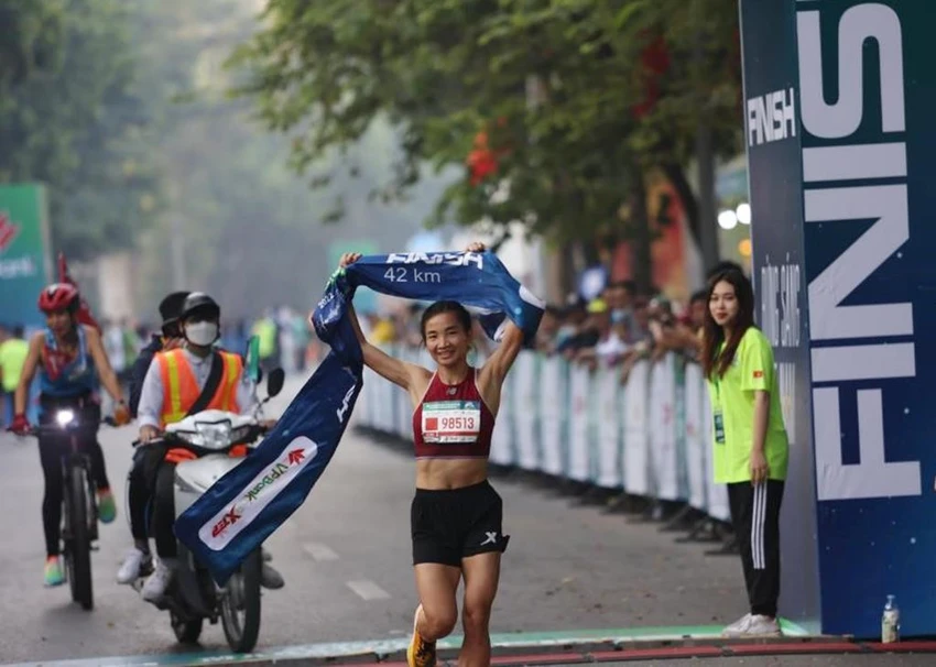 Ở nội dung của nữ, kỷ lục gia SEA Games Nguyễn Thị Oanh lần thứ 2 trong vòng chưa đầy 1 tháng lên ngôi vô địch nội dung marathon, mặc dù đây không phải là cự ly sở trường của cô. Thành tích mà chân chạy Bắc Giang thiết lập tại VPHM 2022 là 2 giờ 50 phút 56 giây, phá kỷ lục của VPHM mà Phạm Thị Huệ tạo ra năm 2018 (2 giờ 51 phút 54 giây). VĐV Lèo Thị Tình về nhì với thành tích 3 giờ 2 phút 38 và về ba là Nguyễn Thị Ninh với thành tích 3 giờ 5 phút 51. Ở nội dung của nữ, kỷ lục gia SEA Games Nguyễn Thị Oanh lần thứ 2 trong vòng chưa đầy 1 tháng lên ngôi vô địch nội dung marathon, mặc dù đây không phải là cự ly sở trường của cô. Thành tích mà chân chạy Bắc Giang thiết lập tại VPHM 2022 là 2 giờ 50 phút 56 giây, phá kỷ lục của VPHM mà Phạm Thị Huệ tạo ra năm 2018 (2 giờ 51 phút 54 giây). VĐV Lèo Thị Tình về nhì với thành tích 3 giờ 2 phút 38 và về ba là Nguyễn Thị Ninh với thành tích 3 giờ 5 phút 51.