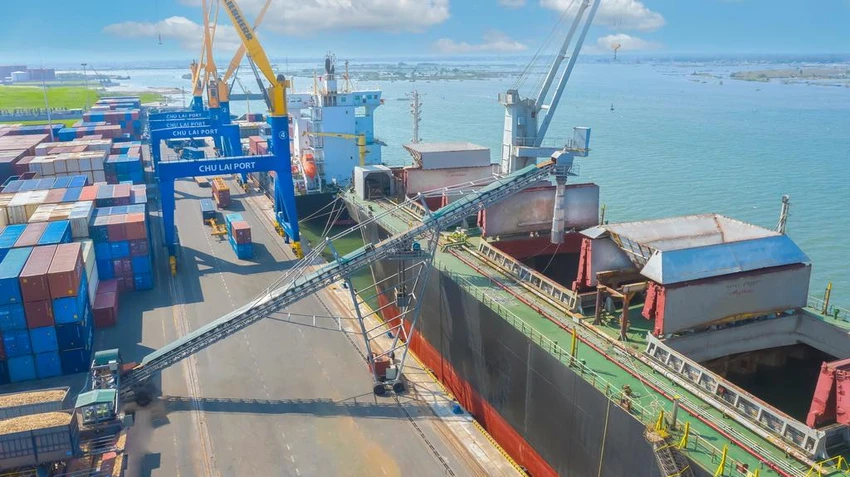 Cảng Chu Lai đang tiếp tục đầu tư các thiết bị xếp dỡ, cải tạo hệ thống băng chuyền, nâng cao công suất phục vụ khách hàng Cảng Chu Lai đang tiếp tục đầu tư các thiết bị xếp dỡ, cải tạo hệ thống băng chuyền, nâng cao công suất phục vụ khách hàng