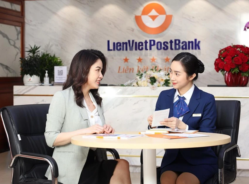 Chuyên viên ngân hàng đang tư vấn dịch vụ cho khách hàng Chuyên viên ngân hàng đang tư vấn dịch vụ cho khách hàng