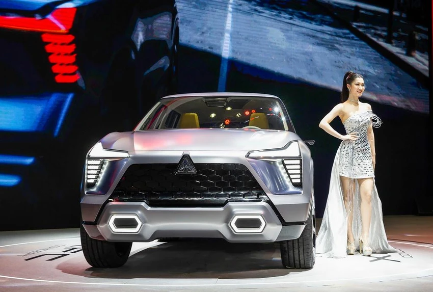 Chiếc SUV cỡ nhỏ Mitsubishi XFC concep nằm ngya trung tâm gian hàng Chiếc SUV cỡ nhỏ Mitsubishi XFC concep nằm ngya trung tâm gian hàng