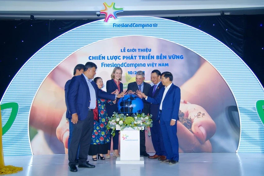 Đại diện FrieslandCampina Việt Nam và đại biểu thực hiện hành động tượng trưng, bày tỏ sự cam kết và hợp tác để cùng chung tay vì một hành tinh tươi đẹp. Đại diện FrieslandCampina Việt Nam và đại biểu thực hiện hành động tượng trưng, bày tỏ sự cam kết và hợp tác để cùng chung tay vì một hành tinh tươi đẹp.