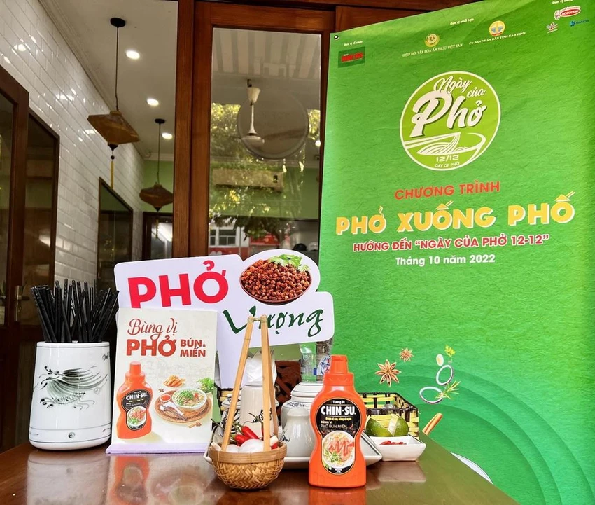 Tương ớt phở Chin-su đồng hành trong hành trình “Phở xuống phố" tới những quán phở đặc sắc của Hà Nội Tương ớt phở Chin-su đồng hành trong hành trình “Phở xuống phố" tới những quán phở đặc sắc của Hà Nội