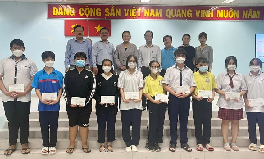 Đại diện Ủy ban MTTQ các cấp và nhà tài trợ chụp hình lưu niệm cùng các em HS-SV được nhận học bổng. Đại diện Ủy ban MTTQ các cấp và nhà tài trợ chụp hình lưu niệm cùng các em HS-SV được nhận học bổng.