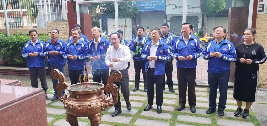 Phó Bí thư Thành ủy TP.HCM Nguyễn Văn Hiếu (áo trắng) và BTC dâng hương tại Tượng đài Liệt sĩ VOH Phó Bí thư Thành ủy TP.HCM Nguyễn Văn Hiếu (áo trắng) và BTC dâng hương tại Tượng đài Liệt sĩ VOH