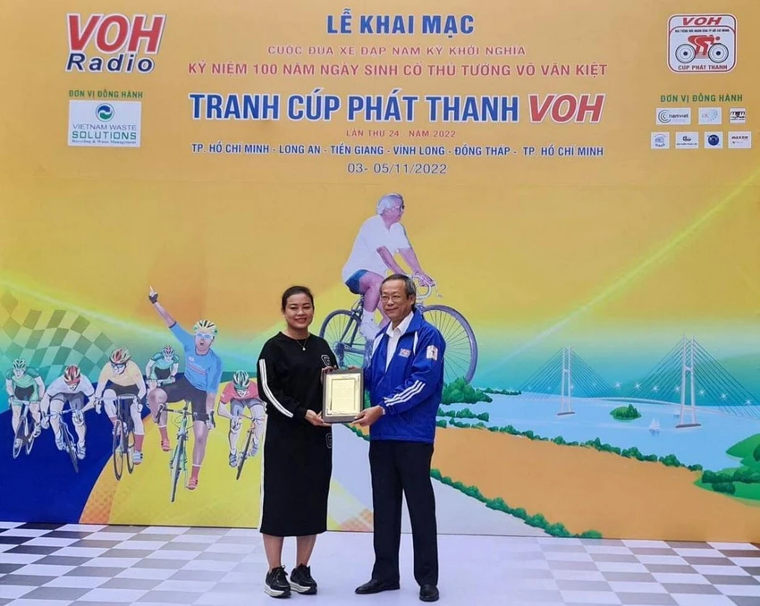 BGĐ VOH trao biểu trưng cám ơn đơn vị đồng hành VWS. BGĐ VOH trao biểu trưng cám ơn đơn vị đồng hành VWS.