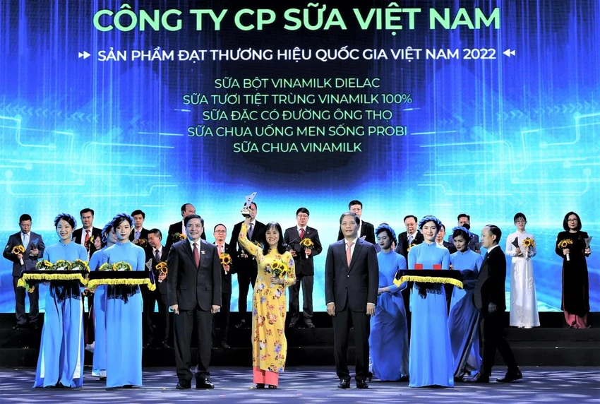 Bà Nguyễn Thị Minh Tâm (áo vàng) – Giám đốc chi nhánh Vinamilk Hà Nội nhận biểu trưng Thương hiệu Quốc gia năm 2022 Bà Nguyễn Thị Minh Tâm (áo vàng) – Giám đốc chi nhánh Vinamilk Hà Nội nhận biểu trưng Thương hiệu Quốc gia năm 2022