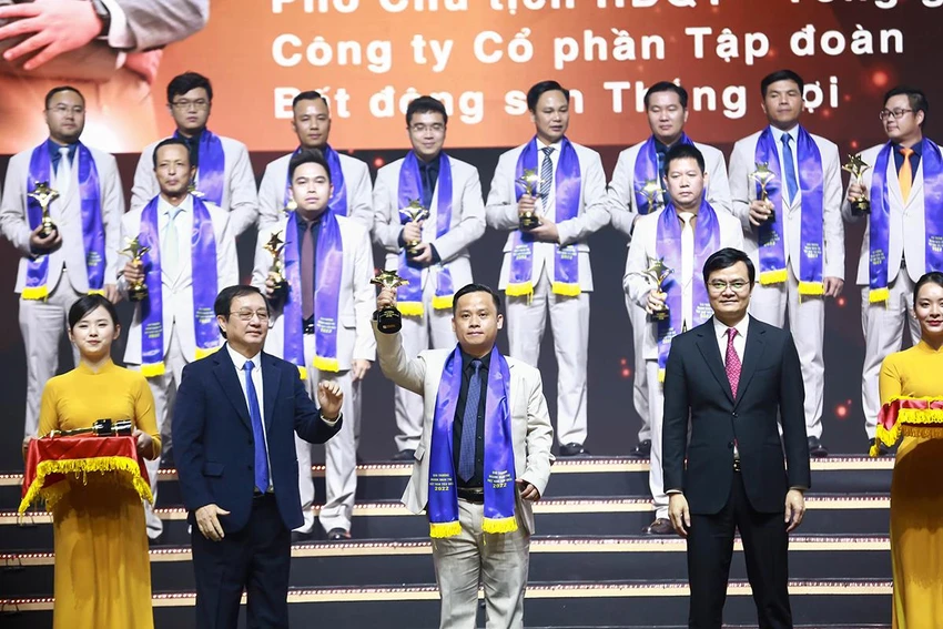 Ông Nguyễn Thanh Quyền nhận giải thưởng Top 100 Doanh nhân trẻ tiêu biểu năm 2022 Ông Nguyễn Thanh Quyền nhận giải thưởng Top 100 Doanh nhân trẻ tiêu biểu năm 2022