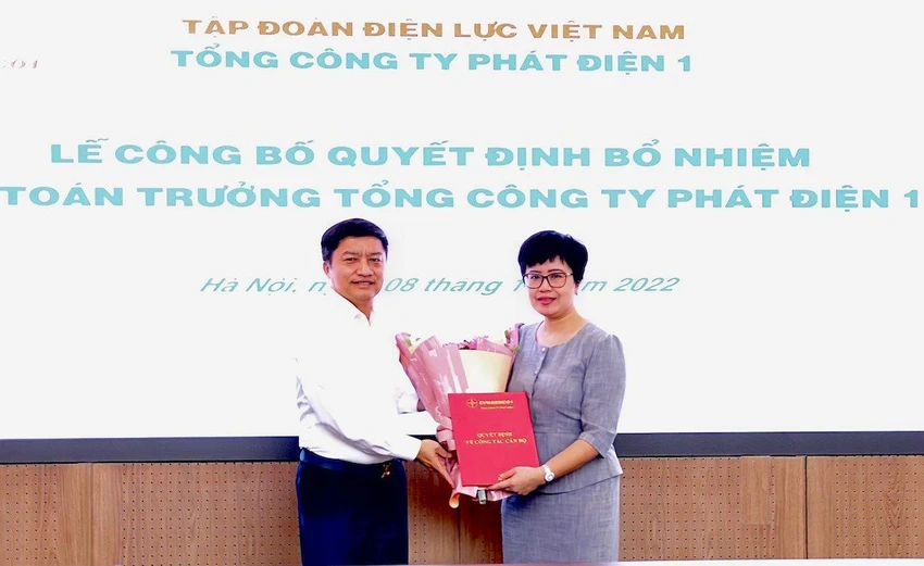 Chủ tịch EVNGENCO1 Nguyễn Tiến Khoa trao quyết định bổ nhiệm cho bà Trịnh Thúy Quỳnh. Chủ tịch EVNGENCO1 Nguyễn Tiến Khoa trao quyết định bổ nhiệm cho bà Trịnh Thúy Quỳnh.