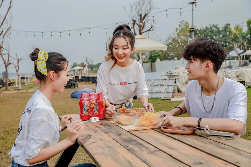 Trà Dr Thanh là thức uống quen thuộc của bạn trẻ để giữ outfit luôn tươi tắn. Trà Dr Thanh là thức uống quen thuộc của bạn trẻ để giữ outfit luôn tươi tắn.