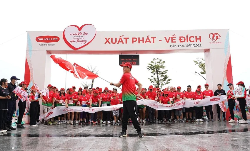 Ông Trần Đình Quân, Chủ tịch kiêm TGĐ Dai-ichi Life Việt Nam phất cờ xuất phát tại sự kiện kết nối “Dai-ichi Life - Cung đường yêu thương 2022” Cần Thơ. Ông Trần Đình Quân, Chủ tịch kiêm TGĐ Dai-ichi Life Việt Nam phất cờ xuất phát tại sự kiện kết nối “Dai-ichi Life - Cung đường yêu thương 2022” Cần Thơ.