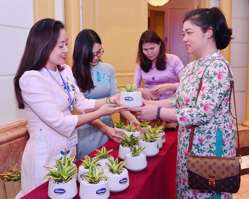 Vinamilk gửi tặng những người tham dự chậu cây xanh nhằm lan tỏa tình yêu thiên nhiên và bảo vệ môi trường tới cộng đồng Vinamilk gửi tặng những người tham dự chậu cây xanh nhằm lan tỏa tình yêu thiên nhiên và bảo vệ môi trường tới cộng đồng