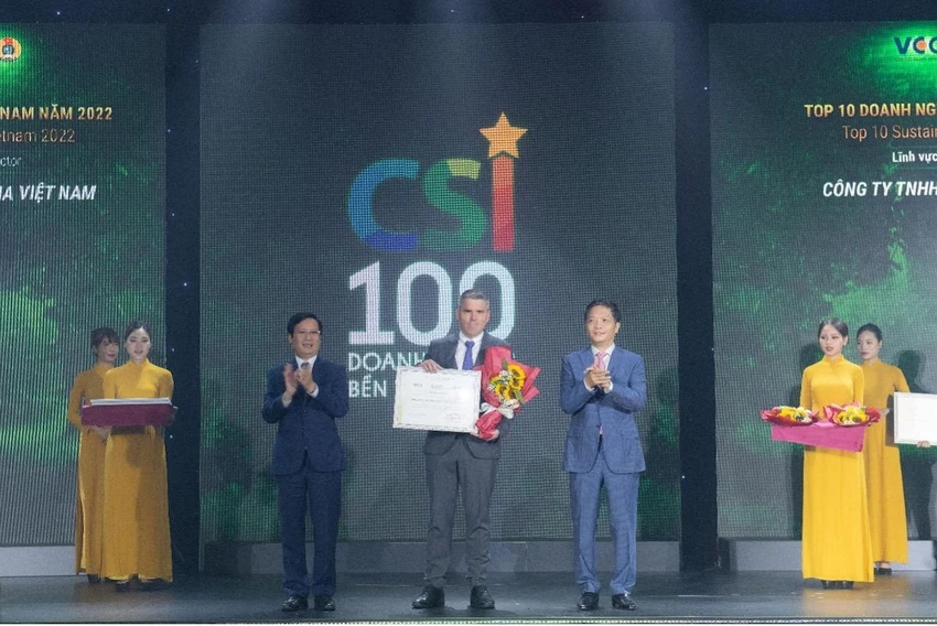 Ông Richard Kiger, Tổng Giám Đốc FrieslandCampina Việt Nam (giữa) tại lễ công bố “Doanh nghiệp Bền vững Việt Nam 2022” Ông Richard Kiger, Tổng Giám Đốc FrieslandCampina Việt Nam (giữa) tại lễ công bố “Doanh nghiệp Bền vững Việt Nam 2022”
