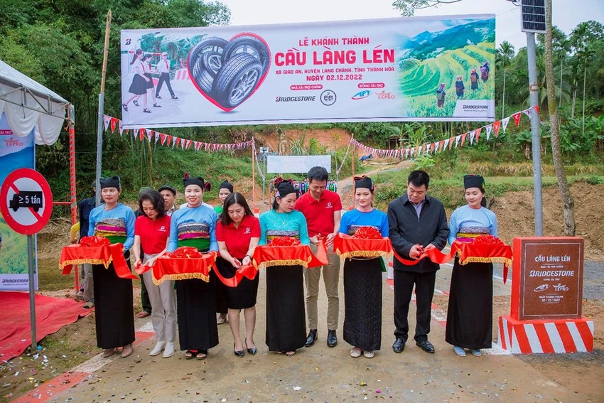 Đại diện Bridgestone Việt Nam, đối tác và chính quyền địa phương cùng cắt băng khánh thành cây cầu mới. Đại diện Bridgestone Việt Nam, đối tác và chính quyền địa phương cùng cắt băng khánh thành cây cầu mới.