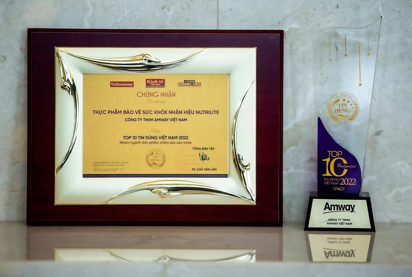 Giấy chứng nhận & cúp giải thưởng Top 10 tin dùng Việt Nam 2022 dành cho thương hiệu Nutrilite Giấy chứng nhận & cúp giải thưởng Top 10 tin dùng Việt Nam 2022 dành cho thương hiệu Nutrilite