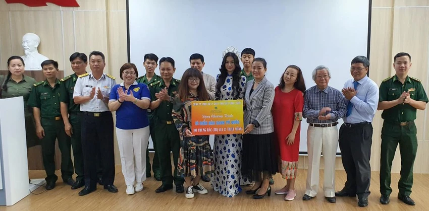 Trao tặng biểu trưng cho các đơn vị thụ hưởng Trao tặng biểu trưng cho các đơn vị thụ hưởng