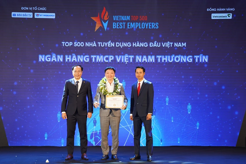 Ông Nguyễn Tiến Sỹ - Phó Tổng Giám đốc Vietbank đại diện nhận giải. Ông Nguyễn Tiến Sỹ - Phó Tổng Giám đốc Vietbank đại diện nhận giải.