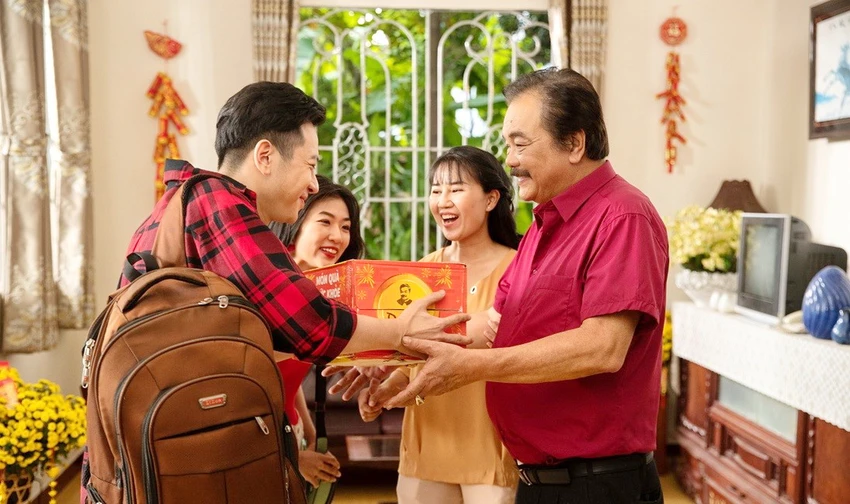 Dr Thanh là vị CEO đầu tiên của doanh nghiệp Việt tham gia đóng MV quảng cáo Tết khiến người xem bất ngờ. Dr Thanh là vị CEO đầu tiên của doanh nghiệp Việt tham gia đóng MV quảng cáo Tết khiến người xem bất ngờ.