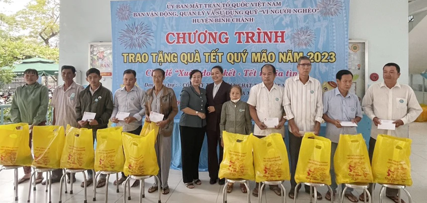 Trao quà cho các gái đình chính sách và hộ nghèo ở Bình Chánh Trao quà cho các gái đình chính sách và hộ nghèo ở Bình Chánh