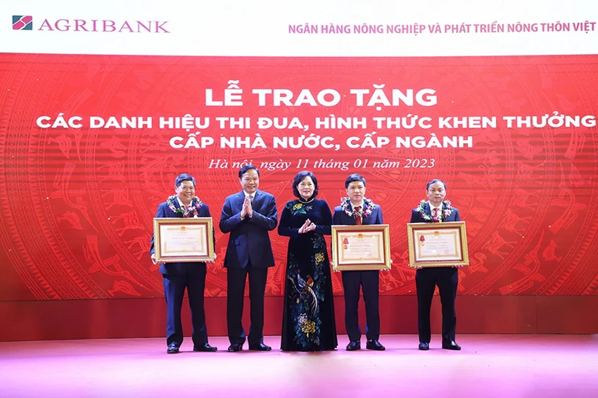 Bà Nguyễn Thị Hồng - Ủy viên BCH TW Đảng, Bí thư Ban cán sự Đảng, Thống đốc NHNN Việt Nam trao tặng các danh hiệu thi đua cấp nhà nước, cấp ngành. Bà Nguyễn Thị Hồng - Ủy viên BCH TW Đảng, Bí thư Ban cán sự Đảng, Thống đốc NHNN Việt Nam trao tặng các danh hiệu thi đua cấp nhà nước, cấp ngành.