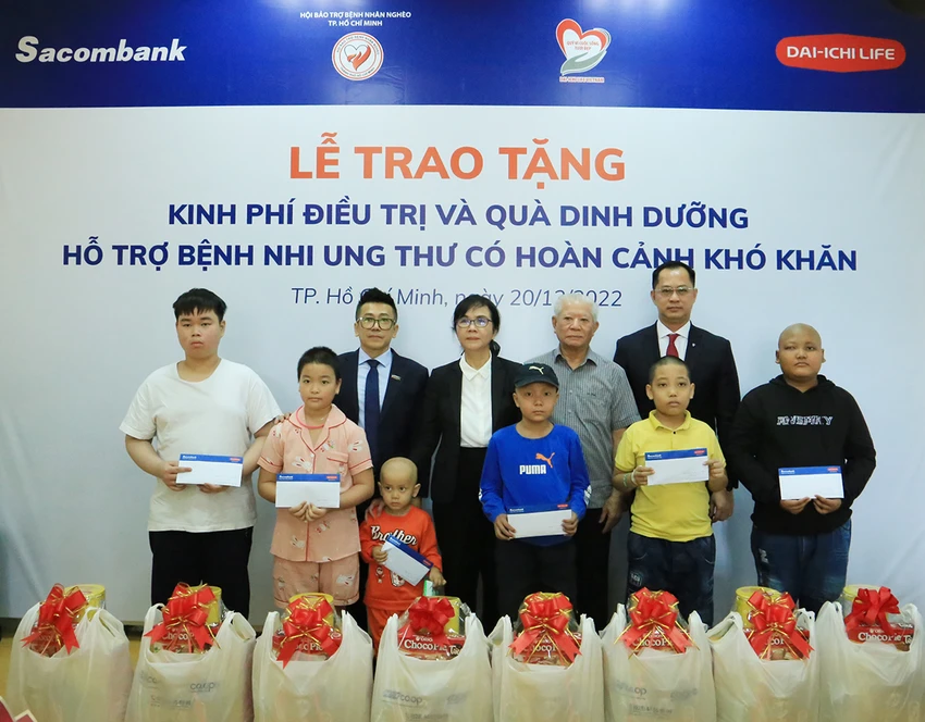Trao 25 suất hỗ trợ chi phí điều trị và quà dinh dưỡng trị giá 500 triệu đồng cho các bệnh nhi ung thư đang được điều trị tại BV Ung bướu TP.HCM. Trao 25 suất hỗ trợ chi phí điều trị và quà dinh dưỡng trị giá 500 triệu đồng cho các bệnh nhi ung thư đang được điều trị tại BV Ung bướu TP.HCM.
