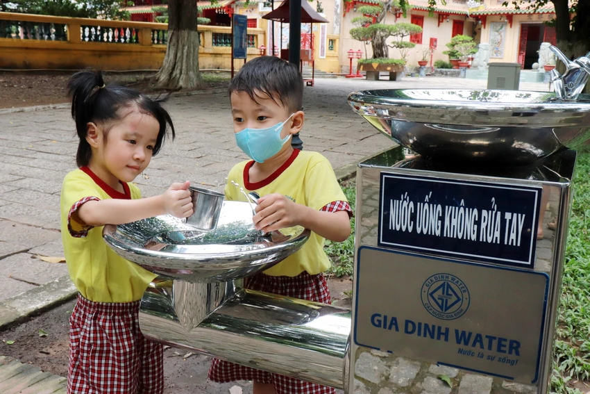 Ngành cấp nước lắp đặt thiết bị nước sạch trong trường học Ngành cấp nước lắp đặt thiết bị nước sạch trong trường học