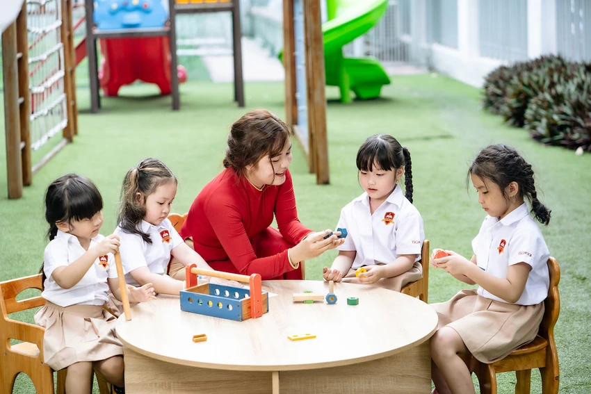 iSchool là gia đình thứ hai mang đến tuổi thơ ngập tràn kiến thức và niềm vui iSchool là gia đình thứ hai mang đến tuổi thơ ngập tràn kiến thức và niềm vui