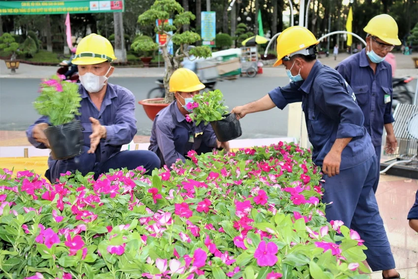 Công nhân đang chăm sóc bồn hoa trên đường phố Long Xuyên, An Giang. Công nhân đang chăm sóc bồn hoa trên đường phố Long Xuyên, An Giang.