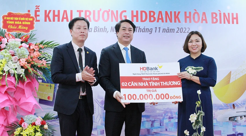 Khai trương HDBank Hòa Bình (tháng 11-2022) và tặng 2 căn nhà tình thương cho người dân nơi đây. Khai trương HDBank Hòa Bình (tháng 11-2022) và tặng 2 căn nhà tình thương cho người dân nơi đây.