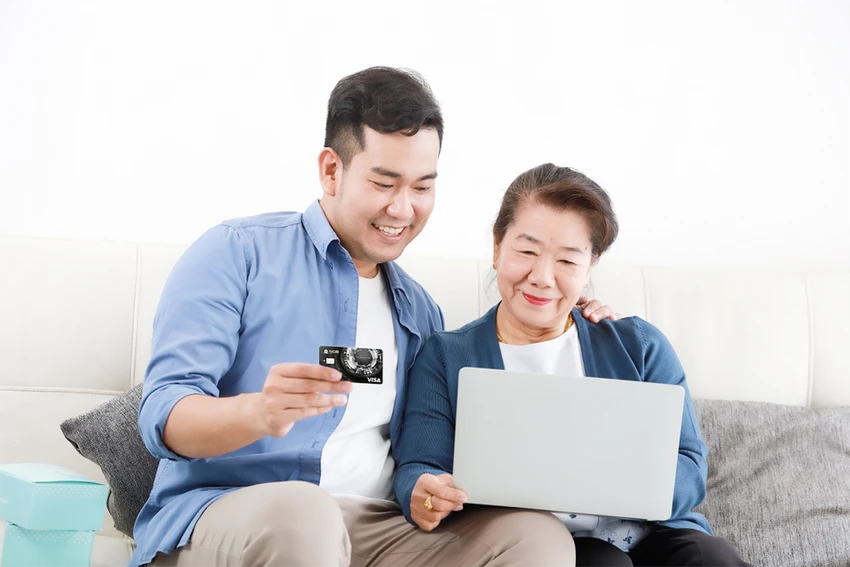 Sự tiện lợi của thẻ tín dụng đã chinh phục từ giới trẻ đến những người cao tuổi.