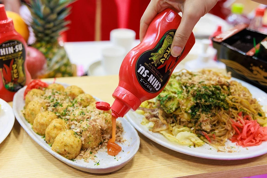 Sự kết hợp của 2 kiểu cay trứ danh giúp tương ớt Chin-su Wasabi làm bùng vị mọi món ăn.