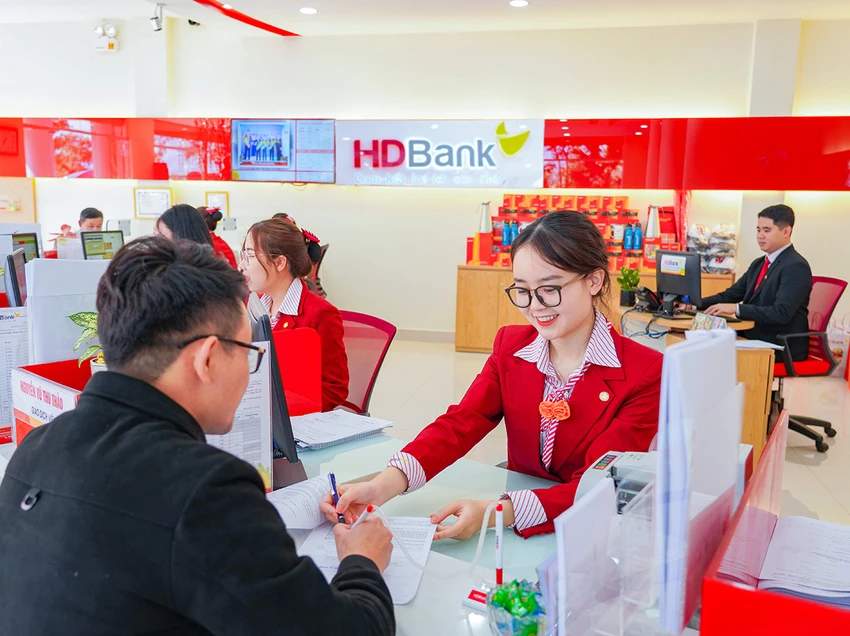Khách hàng có thể gửi tiết kiệm tại quầy hoặc đăng ký gửi tiết kiệm online ngay trên website hoặc App HDBank. Khách hàng có thể gửi tiết kiệm tại quầy hoặc đăng ký gửi tiết kiệm online ngay trên website hoặc App HDBank.